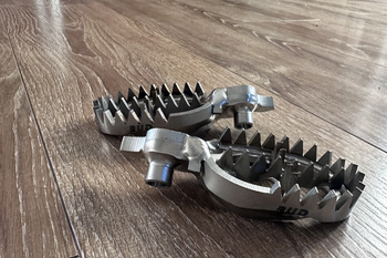 Footpegs TYTANOWE MX YZF 450 23-> + 250 24->